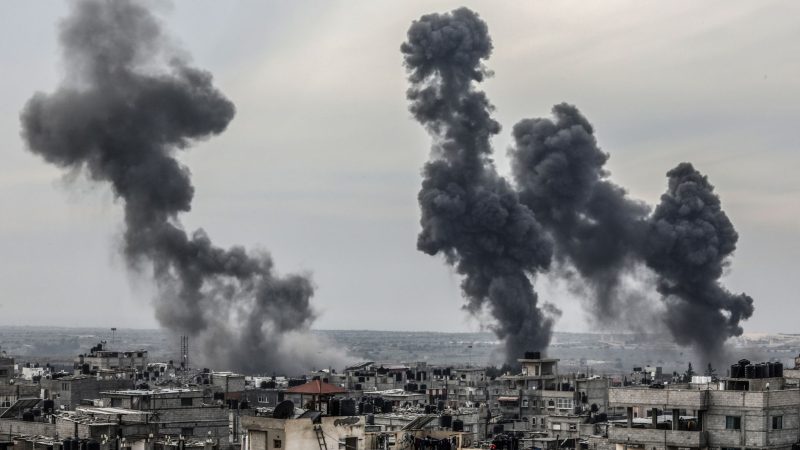 Nach einem israelischen Luftangriff steigt Rauch aus Gebäuden im Gazastreifen auf.