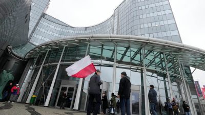 PiS-Anhänger treffen am Hauptsitz des staatlichen polnischen Fernsehsenders TVP ein, um gegen die Maßnahmen der neuen EU-freundlichen Regierung zu protestieren.