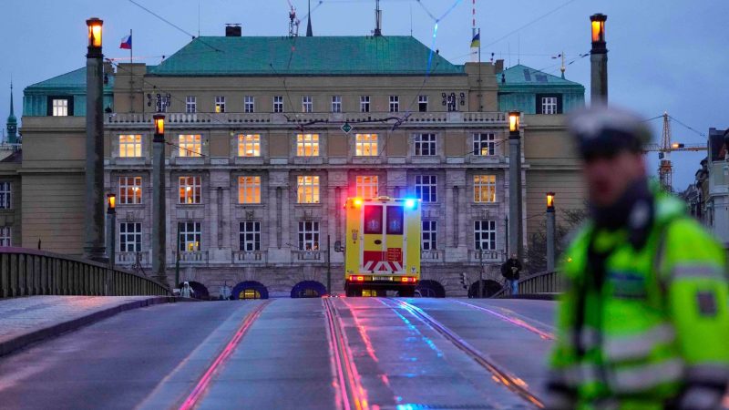 Ein Krankenwagen fährt in Richtung des Gebäudes der Philosophischen Fakultät der Karlsuniversität.