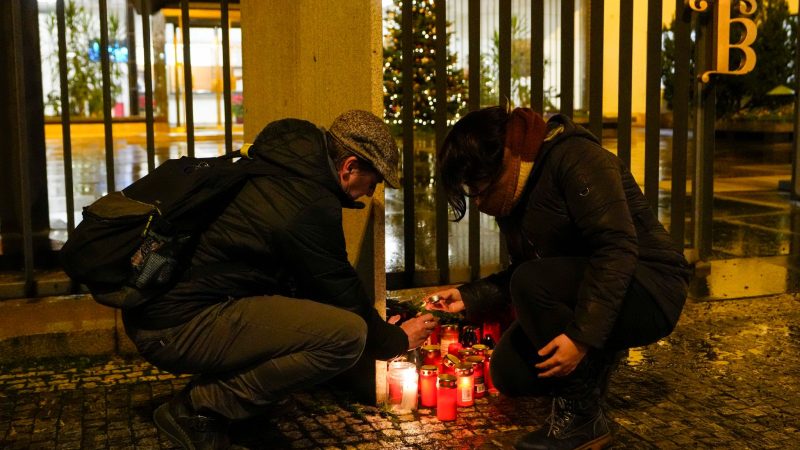Menschen entzünden Kerzen vor dem Gebäude der Philosophischen Fakultät der Karls-Universität in der Prager Innenstadt: Ein Schütze hat dort das Feuer eröffnet und viele Menschen getötet.