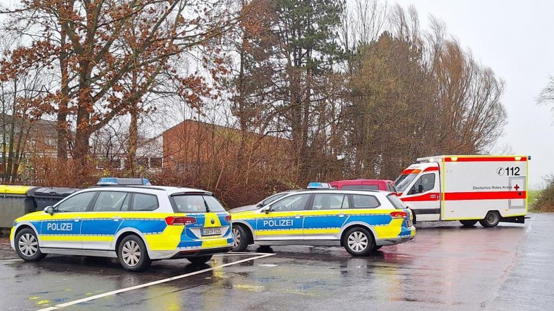 Polizeiautos und ein Krankenwagen stehen nahe der Schule in Cuxhaven.
