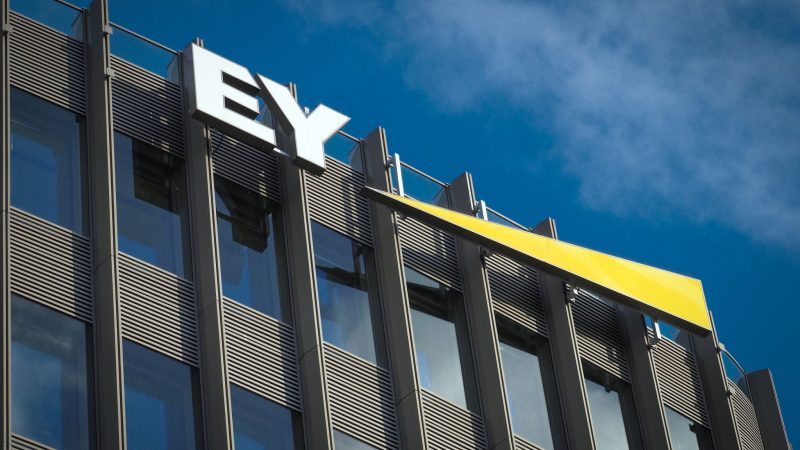 Das Beratungsunternehmens Ernst & Young (EY) wird von der Aktionärsvereinigung DSW auf Schadenersatz im Fall Wirecard verklagt.