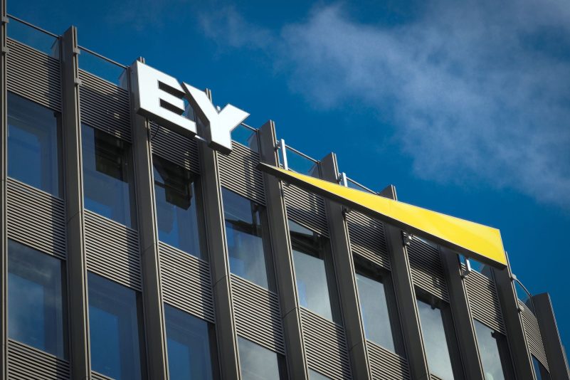 Das Beratungsunternehmens Ernst & Young (EY) wird von der Aktionärsvereinigung DSW auf Schadenersatz im Fall Wirecard verklagt.