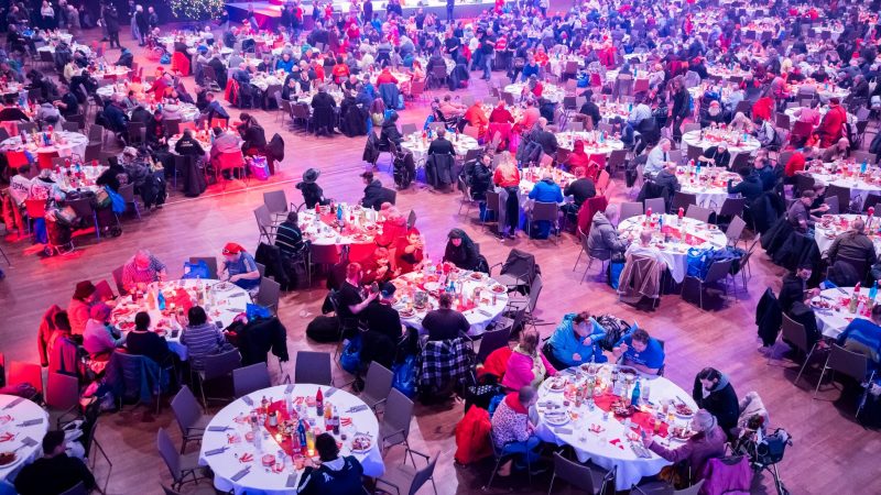 Obdachlose und Bedürftige bei der 29. Weihnachtsfeier für Obdachlose und Bedürftige des Sängers Frank Zander im Berliner Hotel Estrel.