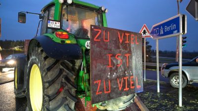 Traktoren von Bauern aus der Umgebung von Wittenberg blockieren die Zufahrt zur A9 bei Coswig.
