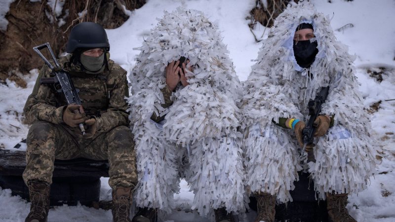 Soldaten ruhen sich während einer militärischen Übung aus.