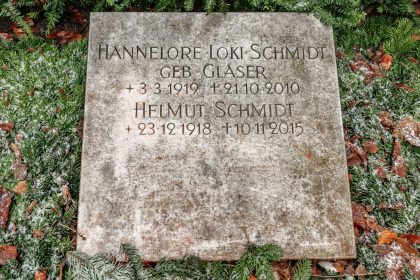 Grab von Helmut und Loki Schmidt mit Hakenkreuzen beschmiert