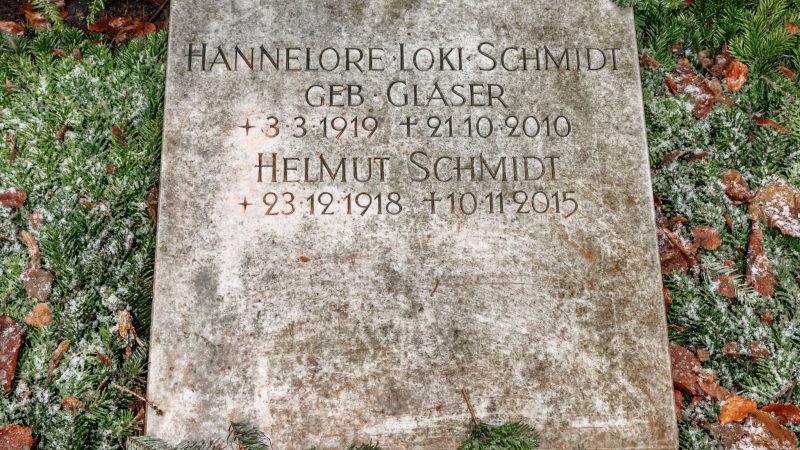 Grab von Helmut und Loki Schmidt mit Hakenkreuzen beschmiert