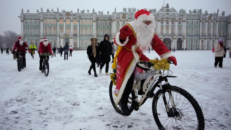 Weihnachten in Russland: Väterchen Frost radelt über den verschneiten Schlossplatz in St. Petersburg.