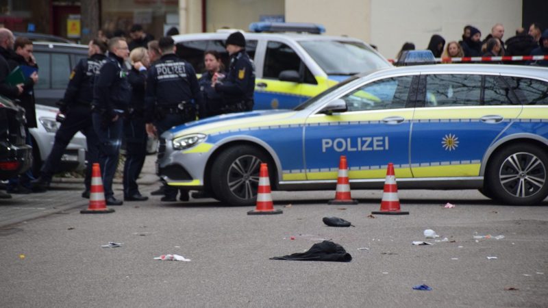 Einsatzkräfte der Polizei sichern den Tatort in Mannheim.