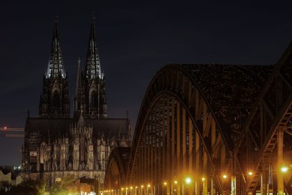 Gefahrenhinweis: Spürhunde am Kölner Dom im Einsatz