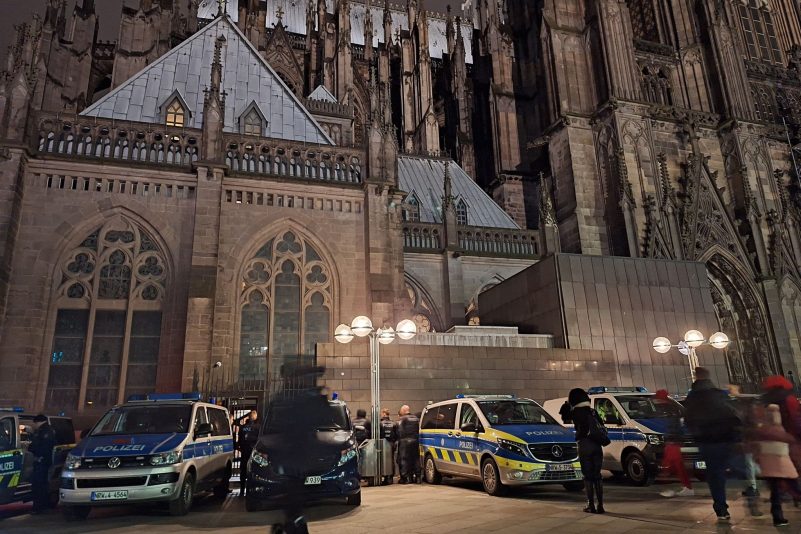 Einsatzfahrzeuge der Polizei stehen vor dem Kölner Dom.