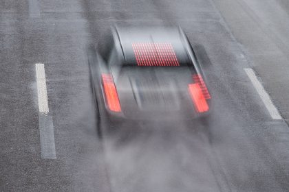 Frau flieht mit mehr als 200 km/h vor Polizei – unter Drogen