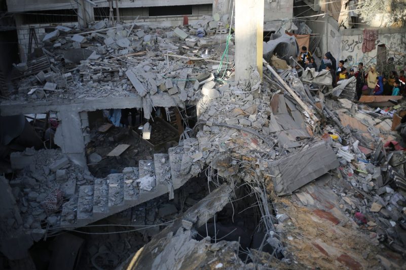 Palästinenser betrachten die Zerstörung nach einem israelischen Angriff.