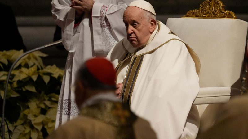 Papst Franziskus nimmt an der Christmette im Petersdom im Vatikan teil.
