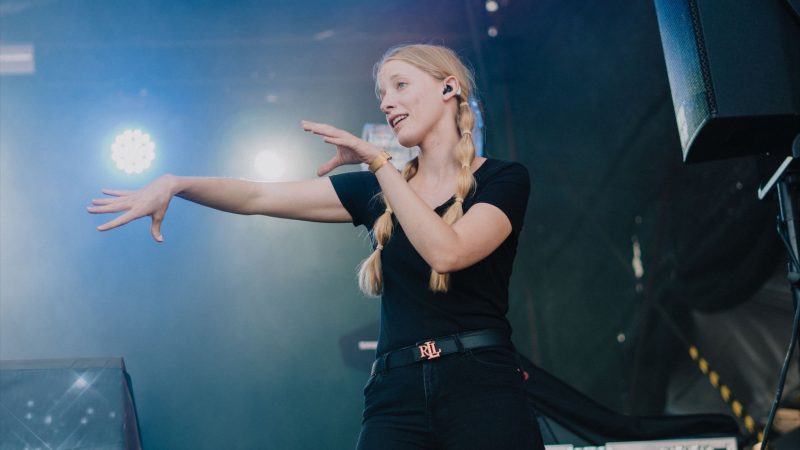 Die taube Musikperformerin Cindy Klink performt Lieder in Gebärdensprache.