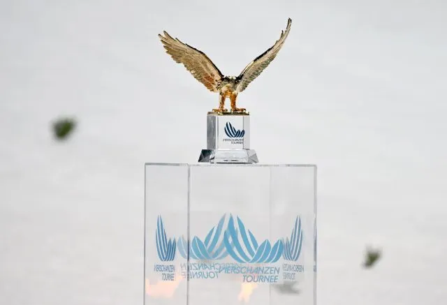 Der Pokal für den Gesamtsieger der Vierschanzentournee.