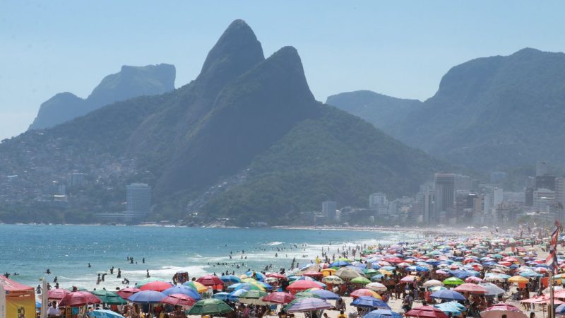Gegen Rios meistgesuchten Kriminellen sollen mindestens zwölf Haftbefehle vorliegen. Nun hat er sich der Polizei gestellt. (Archivbild)