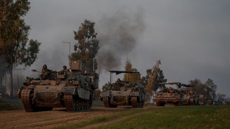 Ein Konvoi gepanzerter Mannschaftstransporter (APC) der israelischen Armee bewegt sich in der Nähe der Grenze zwischen Israel und dem  Gazastreifen im Süden Israels.