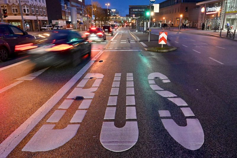 In deutschen Großstädten sind im laufenden Jahr kaum neue Busspuren ausgewiesen worden.