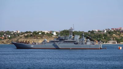 Ukraine: Russisches Kriegsschiff in Krim-Hafen getroffen – ein Toter