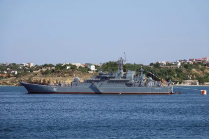 Ukraine: Russisches Kriegsschiff in Krim-Hafen getroffen – ein Toter