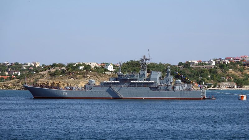 Das Kriegsschiff «Nowotscherkassk» der russischen Schwarzmeerflotte vor der Hafenstadt.