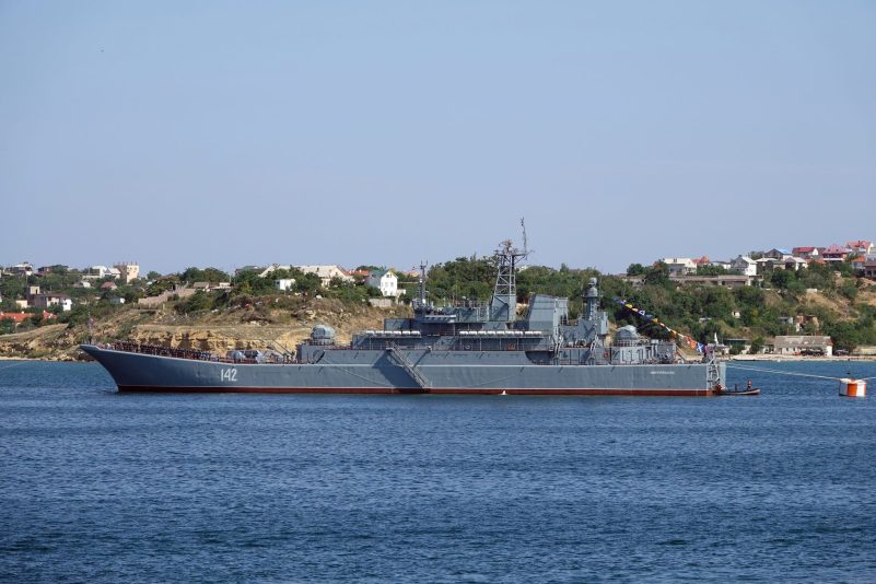 Das Kriegsschiff «Nowotscherkassk» der russischen Schwarzmeerflotte vor der Hafenstadt.