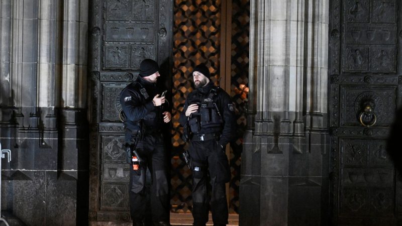 Polizisten sichern einen Eingang zum Kölner Dom.