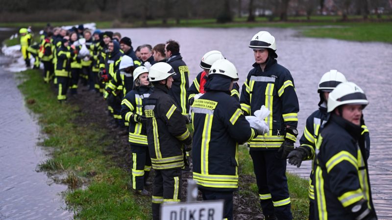 Gemeinschaftlicher Einsatz: Mit Sandsäcken versuchen Feuerwehrmänner die Ortschaft Langholt in Niedersachsen zu sichern, nachdem das Hochwasser von einem Nebenfluss der Leda über die Deiche trat.