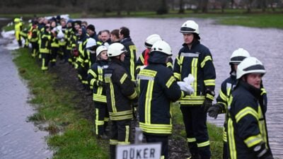 Hochwasser: Pegel steigen, Elbe-Wehr geöffnet, einige Siedlungen evakuiert