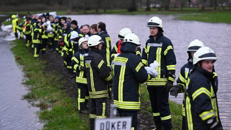 Gemeinschaftlicher Einsatz: Mit Sandsäcken versuchen Feuerwehrmänner die Ortschaft Langholt in Niedersachsen zu sichern, nachdem das Hochwasser von einem Nebenfluss der Leda über die Deiche trat.