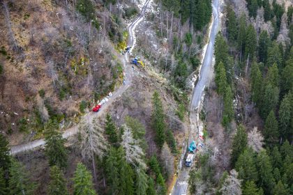 Nach Felssturz: Hubschrauber versorgen Einwohner