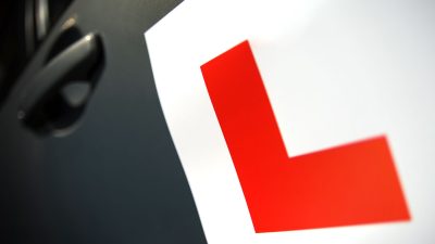 In Großbritannien können Fahrschüler in Begleitung eines qualifizierten Beifahrers und mit einem Lerner-Zeichen am Auto für begrenzte Zeit am Straßenverkehr teilnehmen.