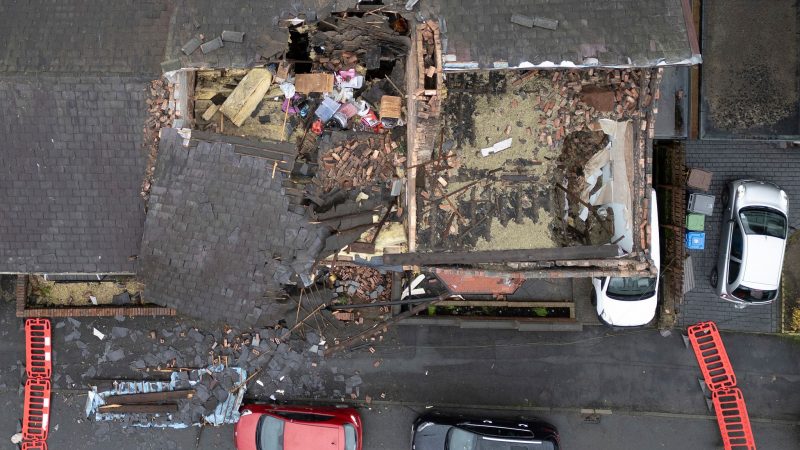 Beschädigte Häuser in Manchester,  nachdem ein mutmaßlicher Tornado Dächer abgerissen und Mauern zum Einsturz gebracht hat.