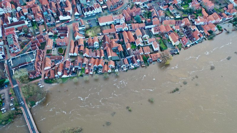 Blick auf die teilweise unter Wasser stehende Altstadt von Verden an der Aller. In weiten Teilen Niedersachsens bleibt die Hochwasserlage angespannt.