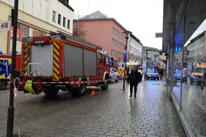 Lastwagen fährt in Fußgängergruppe – Mutter und Tochter tot