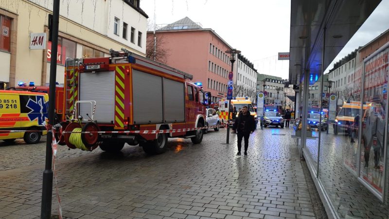 Einsatzkräfte von Feuerwehr und Rettungsdienst in der Innenstadt von Passau am Einsatzort.