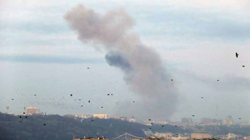 Nach dem massiven russischen Raketenangriff steigt eine Rauchwolke über der ukrainischen Hauptstadt auf.