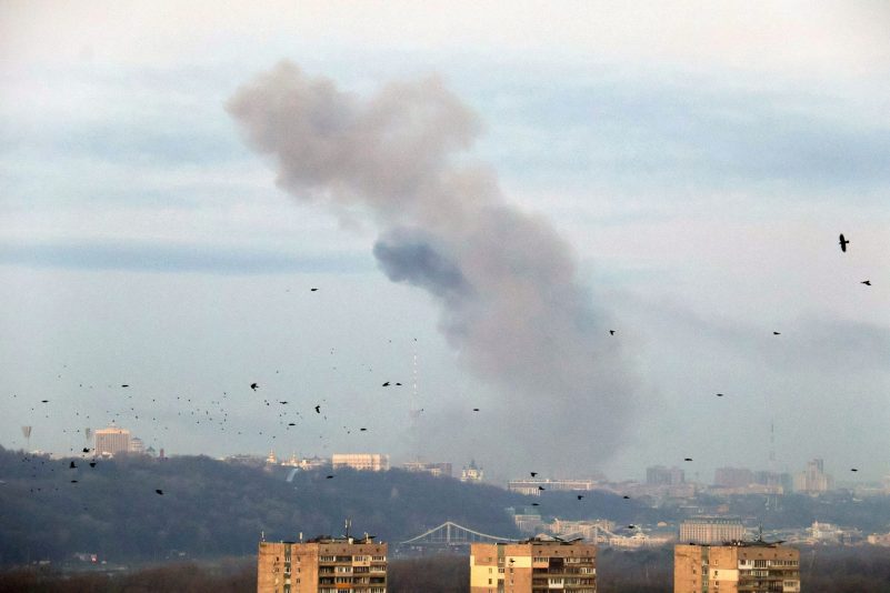 Nach dem massiven russischen Raketenangriff steigt eine Rauchwolke über der ukrainischen Hauptstadt auf.