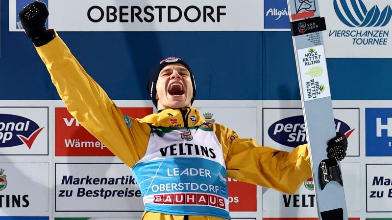 Zum Auftakt der Vierschanzentournee in Oberstdorf jubelt der Skispringer Andreas Wellinger kräftig. Er ist von der Großschanze am weitesten gesprungen und hat gewonnen.