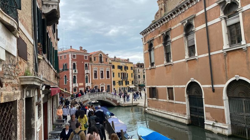 Die Stadt Venedig verbietet künftig von Reiseführern begleitete Touristengruppen mit mehr als 25 Menschen den Zutritt.