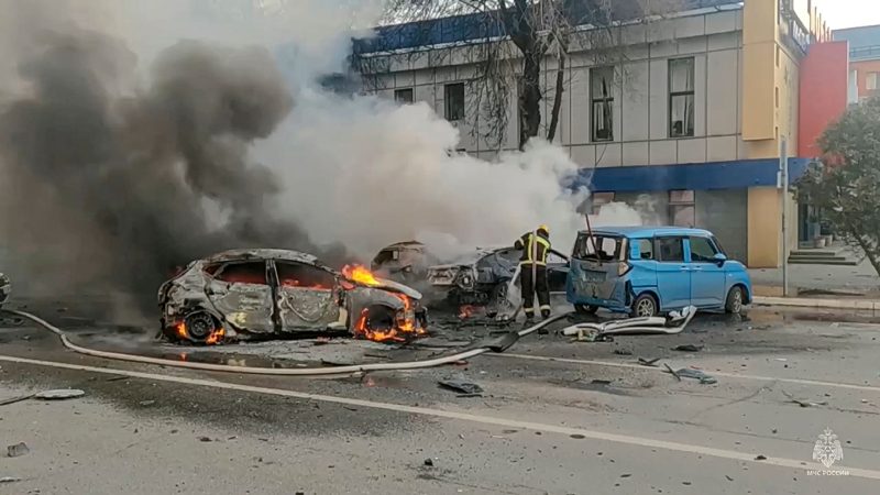 Feuerwehrleute löschen in Belgorod brennende Autos.