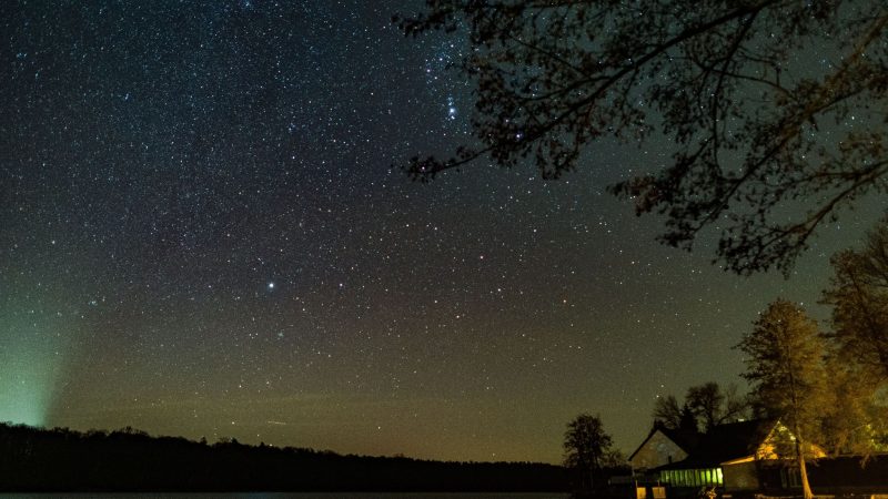 Ein kleiner Teil der Milchstraße ist am nächtlichen Sternenhimmel über dem Schwarzen See im Landkreis Märkisch-Oderland zu sehen.