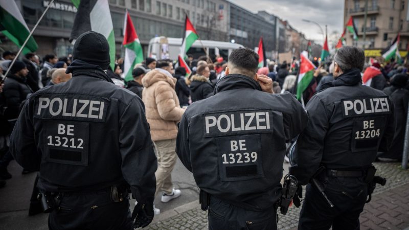 Berliner Polizisten begleiten eine propalästinensische Demonstration am Hermannplatz in Berlin Neukölln.