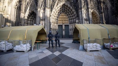 Polizisten mit Maschinenpistolen stehen vor dem Kölner Dom. Nach dem Terroralarm für das Gotteshaus sind drei weitere Verdächtige festgesetzt worden. Die Zugriffe erfolgten in Duisburg, Herne und in Nörvenich im Kreis Düren.