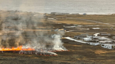 Neuer Vulkanausbruch erreicht Grindavík: Evakuierung und Hausbrände
