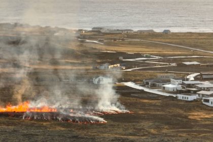 Neuer Vulkanausbruch erreicht Grindavík: Evakuierung und Hausbrände