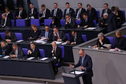 Schlagabtausch zwischen Scholz und Merz im Bundestag
