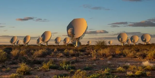 Das Tandem wurde mit dem MeerKAT-Radioteleskop beobachtet